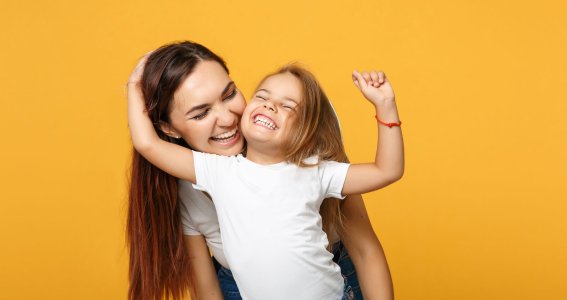 Frau und Mädchen lachen