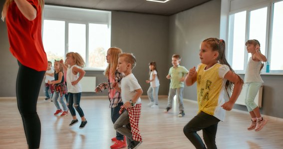 Kindergruppe tanzt