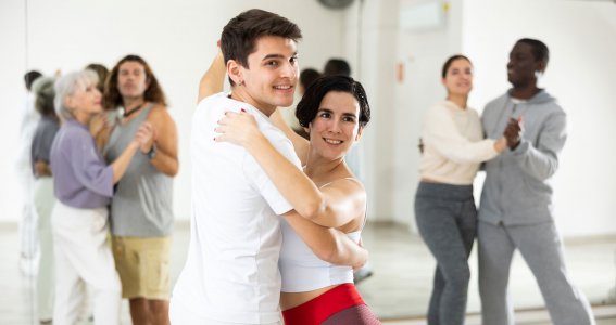 Paare tanzen zusammen auf der Tanzfläche
