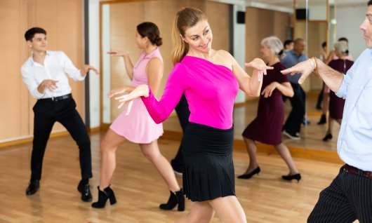 Paare tanzen im Kurs