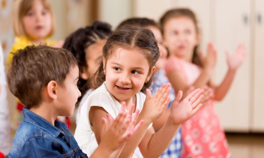 Kinder klatschen zusammen