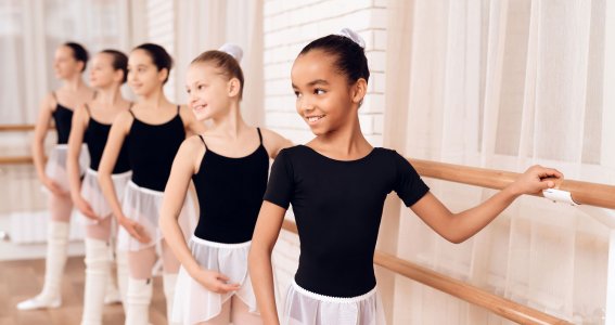 Kinder tanzen Ballett