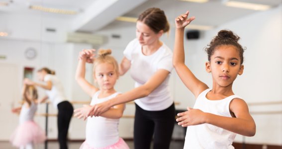 Kinder tanzen Ballett
