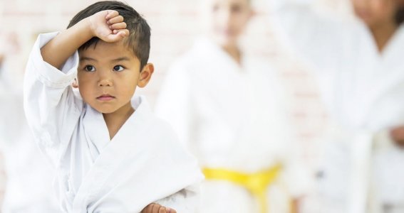 Kind übt Karate aus