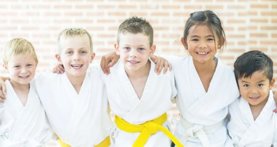 Kinder in einem Karate Kurs