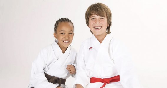 Zwei Jungs im Karate Kurs