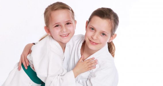 Zwei Mädchen im Karate Kurs