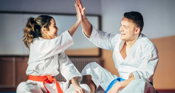 Zwei Jugendliche üben Karate aus