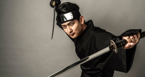 Kampfpose eines japanischen Samurai-Kämpfers mit zwei Schwertern