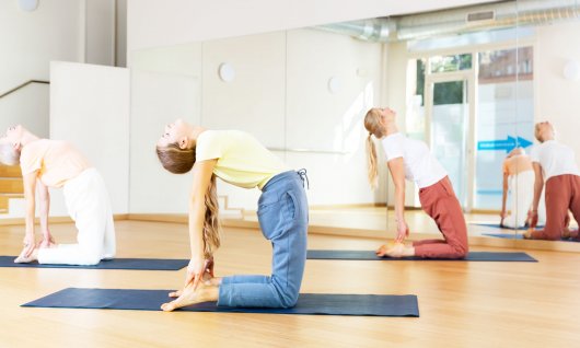 Erwachsene beim Yoga