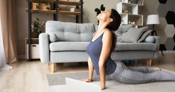 Frau beim Yoga Kurs 