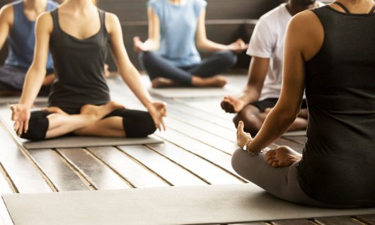 Erwachsene beim Yoga