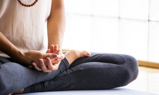  Erwachsene Frau beim meditieren