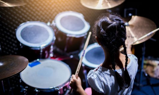 Mädchen spielt Schlagzeug