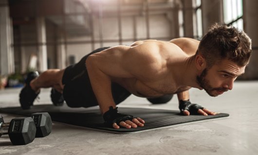 Fitnesskurs für Männer in Köln Mann macht Liegestützen
