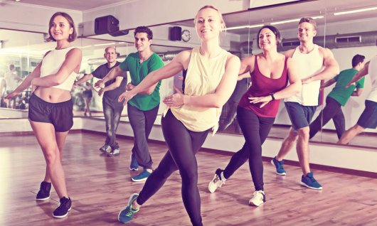 Erwachsene tanzen Zumba in einem Raum