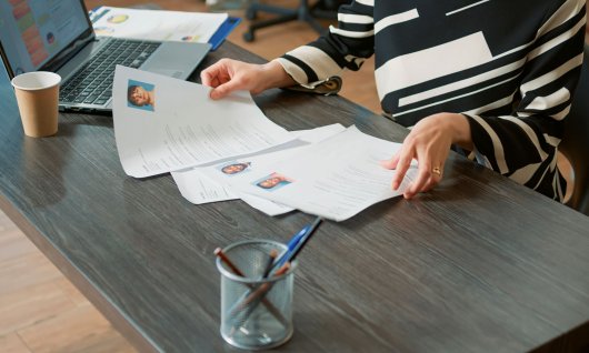 Bewerbungen liegen auf einem Tisch 