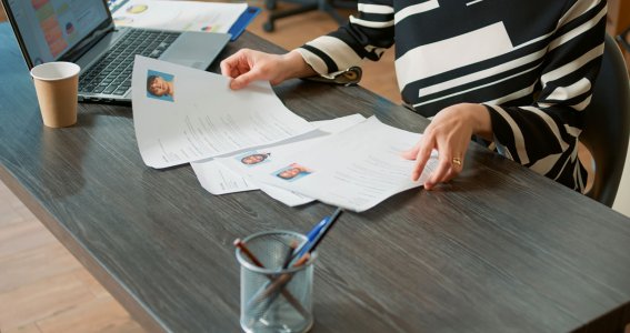 Bewerbungen liegen auf einem Tisch 