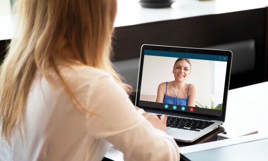 Frauen telefonieren am Laptop. 