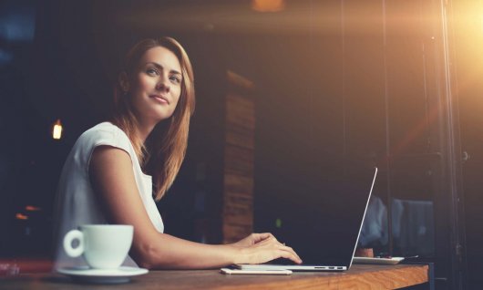 Frau sitzt vor einem Laptop