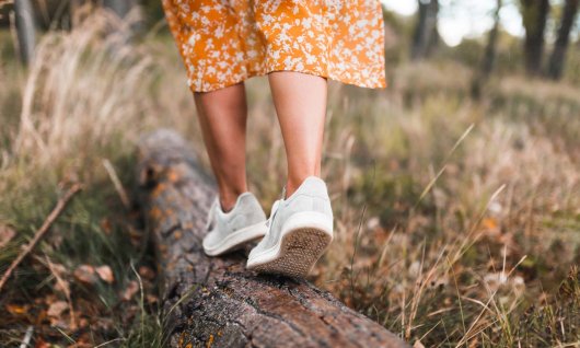 Frau balanciert über Baum