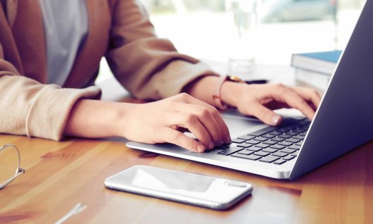 Frau sitzt am laptop