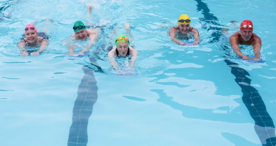 Erwachsene lernen schwimmen mit Schwimmbrett