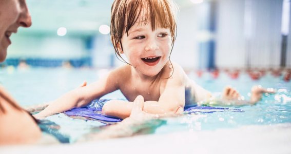 Früh schwimmen lernen 