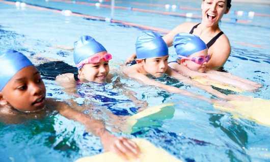 Viel Spaß beim Schwimmen lernen mit Schwimmbrett