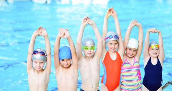 Kinder sind bereit zum Schwimmen lernen