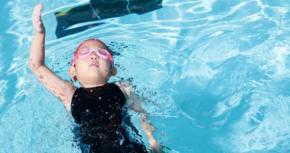 Rückenschwimmen lernen im Schwimmunterricht