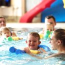 Kleines Kind in einem Schwimmring mit seiner Mama