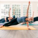 Männer und Frauen machen gemeinsam Yoga