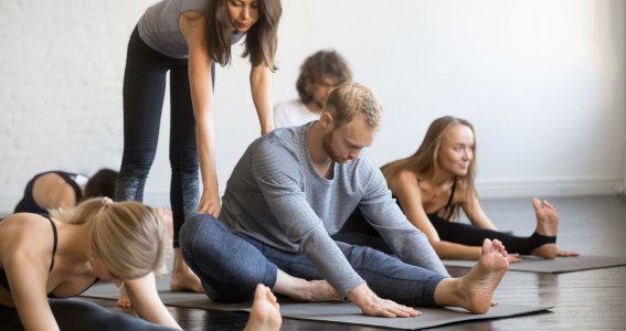 Teilnehmer machen Yin Yoga auf Matten