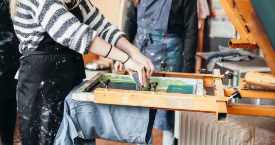 Frau wendet das Kunstdruckverfahren an