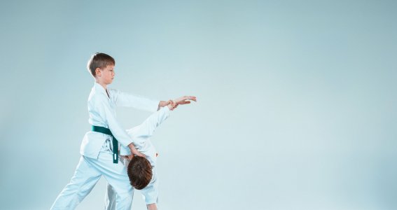 Jugendlicher mit grünem Karategürtel