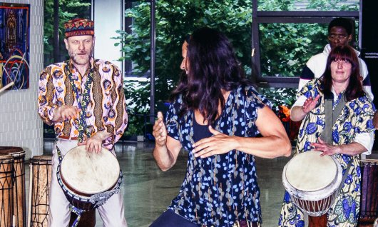 Tanzen zu afrikanischen Trommeln