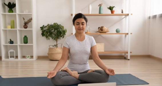 Frau macht Yoga auf einer Matte