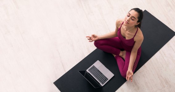Frau macht Yoga auf einer Matte