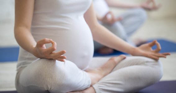 Schwangere Frau meditiert
