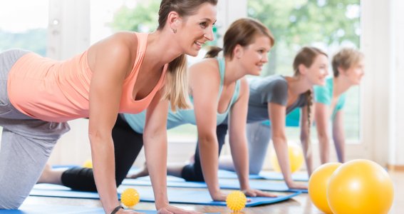 Frauen machen einfache Pilatesübungen