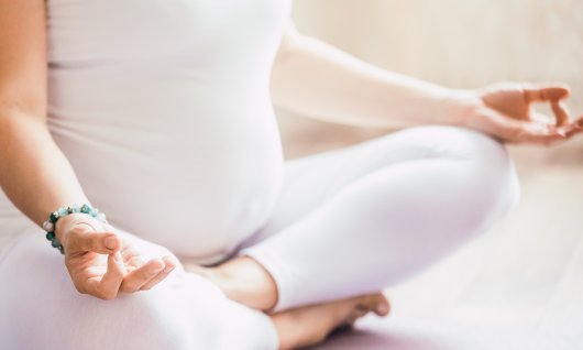 Eine schwangere Frau meditiert