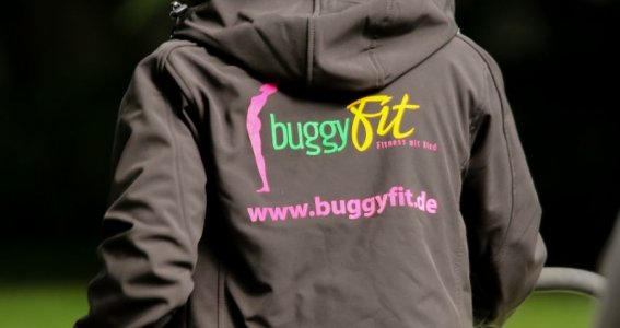 Buggy Fit Logo auf einer Jacke