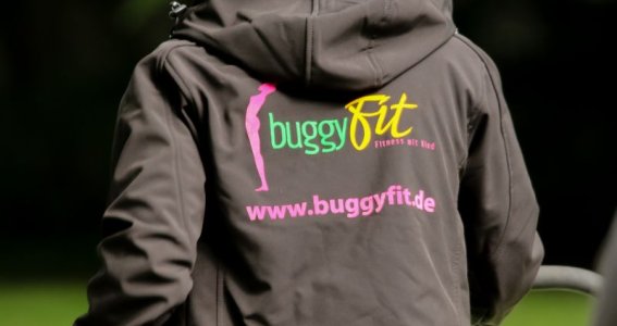 Buggy Fit Logo auf einer Jacke