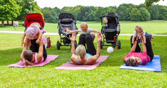Fitnessübungen mit Kind im Park