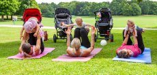 Fitnessübungen mit Kind im Park