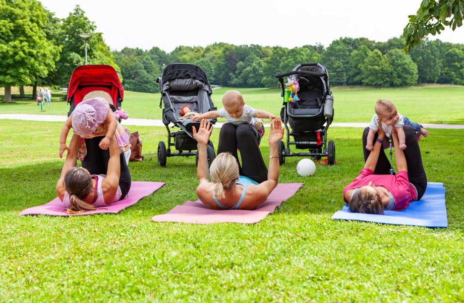 Fitnessübungen mit Kind im Park