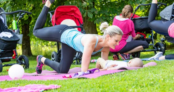 Fitnessübungen im Park mit Baby