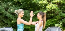 Zwei Frauen machen eine Fitnessübung zusammen