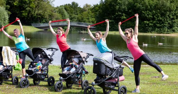 Fitnessübung im Freien mit Theraband